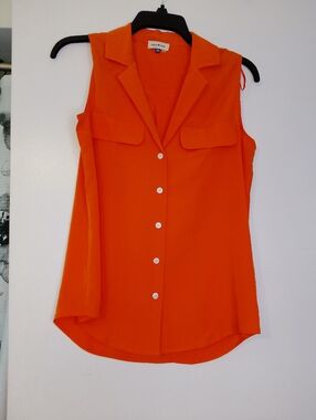 COURT & ROWE Sleeveless Button-Down Blouse in Orange